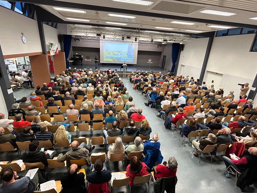 „Es gibt für jedes Haus und jede Lebenssituation eine passende Wärmepumpe“ – überzeugt von dieser These sorgte Carsten Herbert in seinem Vortrag bis in die letzte Stuhlreihe für aufmerksame Zuhörer.