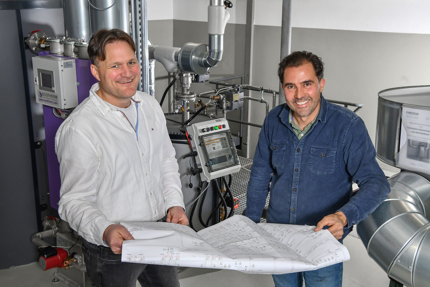 Bild 6 „Wir schulden dem Kunden keine Technik, sondern ein Ergebnis“, sagt TGA-Planer Wolfgang Dürheimer (links), der mit Unterstützung durch Christeva-Geschäftsführer Alexander Löwentraut das neue Warmwasserkonzept mit Kalkschutz für das C-Bau des BKH Kaufbeuren konzipiert hat.