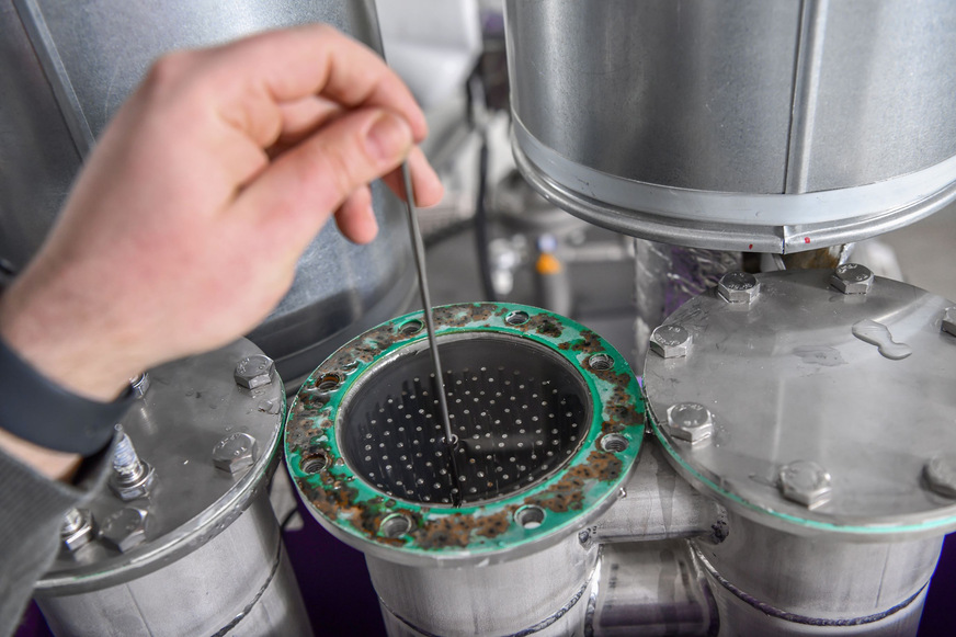 Bild 4 Wirksamkeitsnachweis nach knapp einem Jahr Praxisbetrieb: Blick in den komplett kalkfreien Rohrbündel-Wärmetauscher.