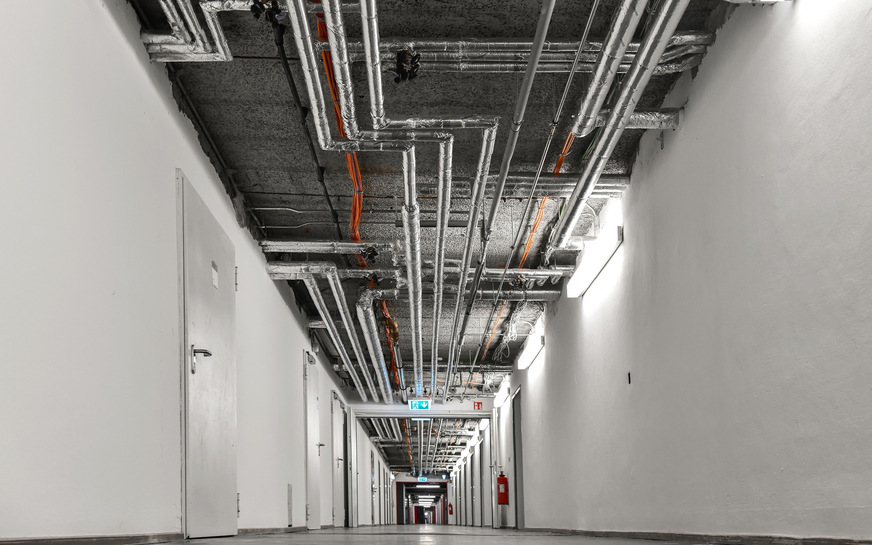 Bild 2 Die Verteilleitungen für Trinkwasser warm und Trinkwasser kalt wurden im Rahmen der Sanierungsmaßnahme neu gezogen; die meisten davon mit nur noch etwa 50 % der ursprünglichen Nennweite.