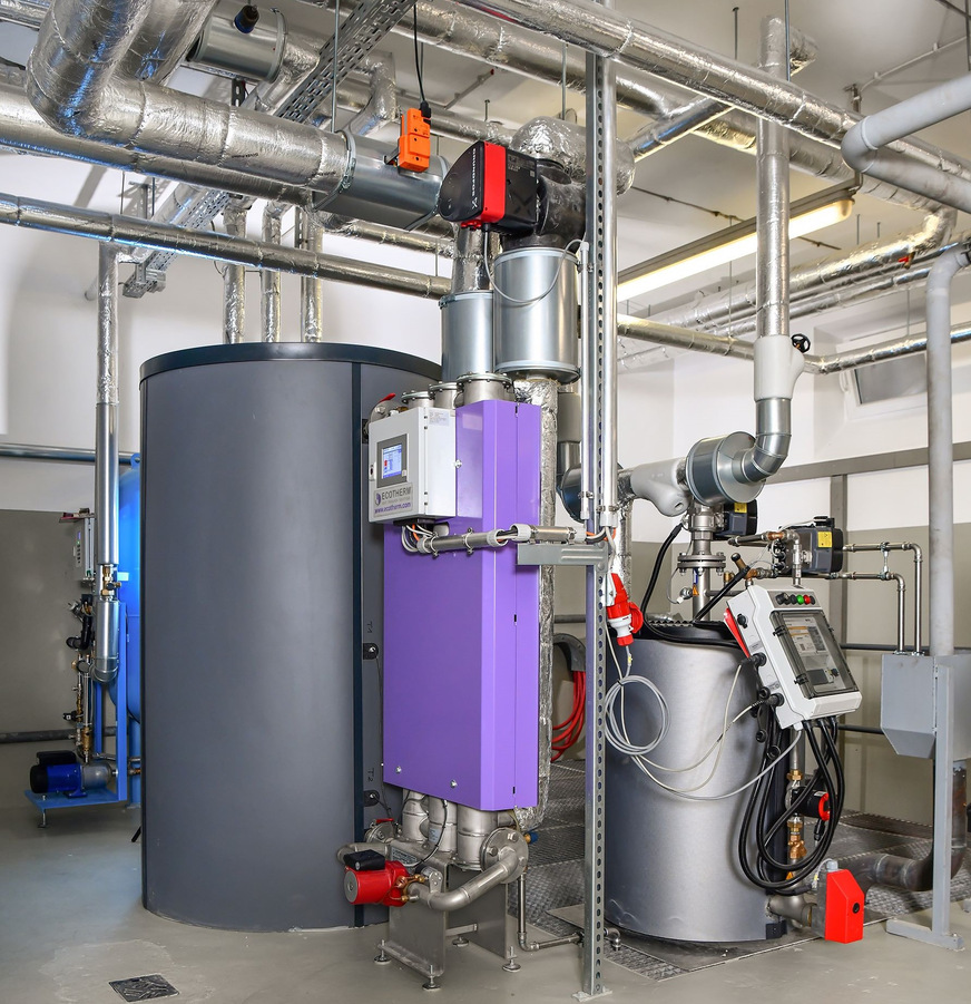 Bild 3 Kompakt und übersichtlich, aber ausgesprochen wirkungsvoll: die Kalkschutzanlage „Biocat KS 11000“ (rechts), daneben der Wärmeübertrager für PWH und ein 1000-l-Speicher.