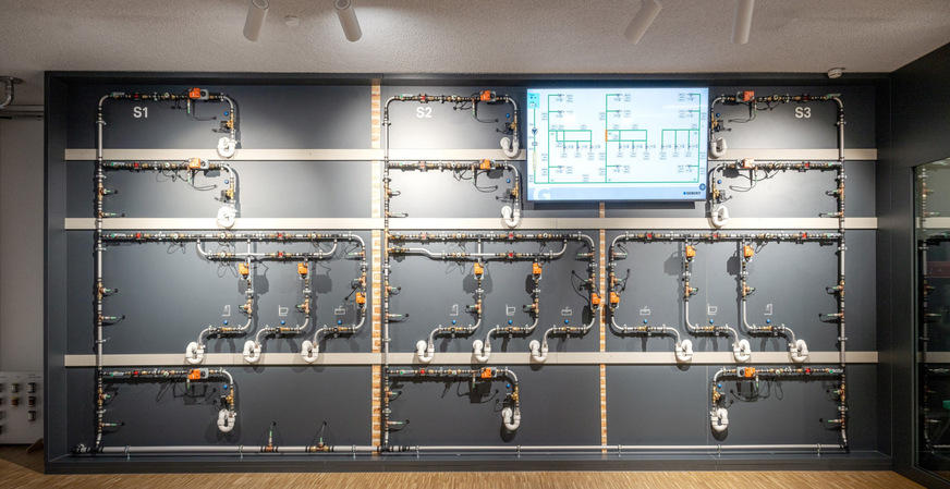 Die Hydraulikwand im Geberit Informationszentrum Langenfeld simuliert die Trinkwasser-Installation eines Gebäudes mit zwölf Nutzungseinheiten und macht komplexe Zusammenhänge transparent.