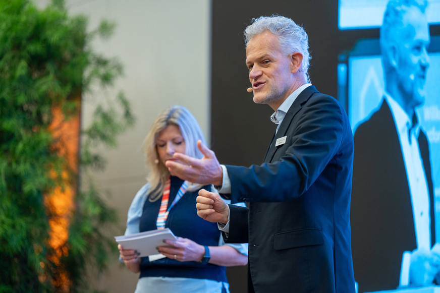 Durch das Programm des Herbstforums Altbau führten die Moderatorin Natasha Walker und Frank Hettler, Leiter von Zukunft Altbau.