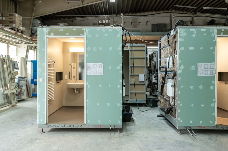 Die vorgefertigten Badmodule werden im Werk von GVG Sanitärsysteme inklusive Rohrleitungen, Sanitärobjekten und elektrischer Anschlüsse gefertigt.