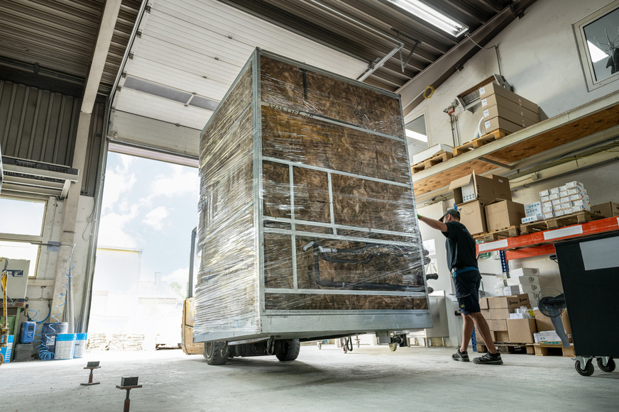 Nach der Produktion werden die Fertigbäder wettergeschützt verpackt und just-in-time zur Baustelle transportiert.