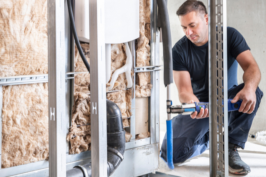 Das flexible Mehrschichtverbundrohrsystem Geberit FlowFit ermöglicht eine zügige, sichere Montage im Rohbau dank innovativer Presstechnik.