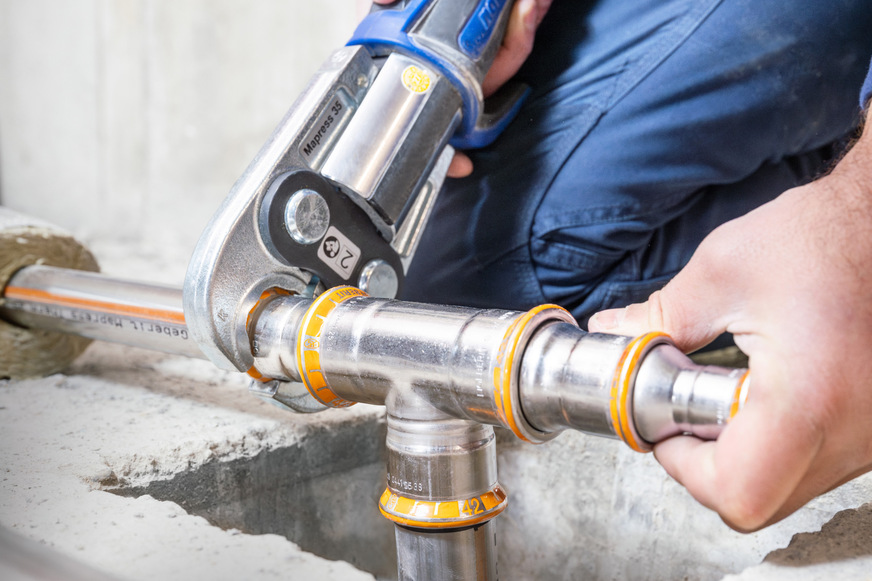 Für die Heizungsinstallation kommt Geberit Mapress Therm zum Einsatz – eine wirtschaftliche, korrosionsbeständige Lösung für geschlossene Heizkreisläufe.
