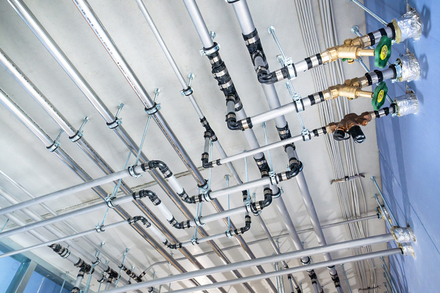 Geberit FlowFit und Mapress Therm werden unter der Decke installiert – schnell, sicher und perfekt aufeinander abgestimmt. Dank kompatibler Presswerkzeuge lassen sich alle Verbindungen mit wenigen Handgriffen pressen.