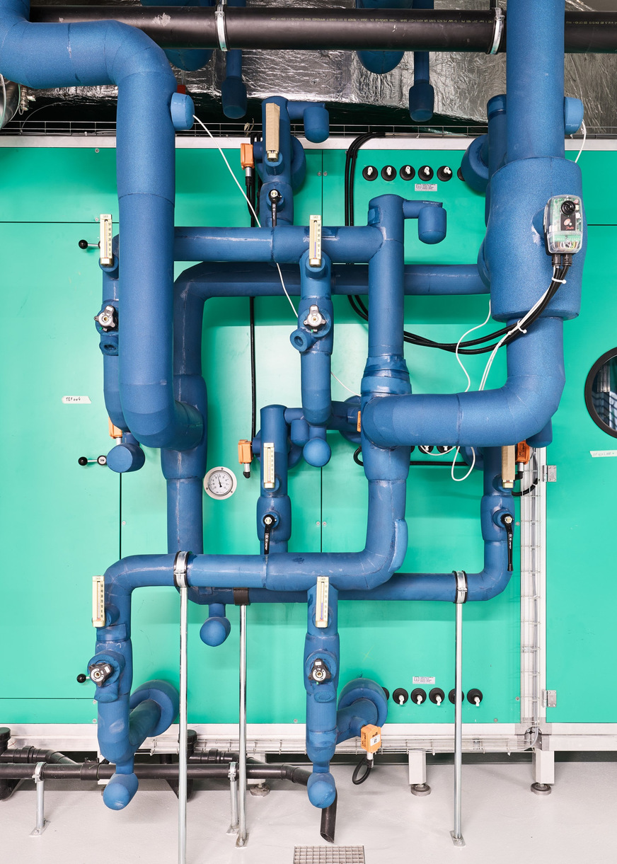 Bild 4 Dämmung der Hydraulik für den Kühler einer RLT-Anlage mit ArmaFlex Ultima.