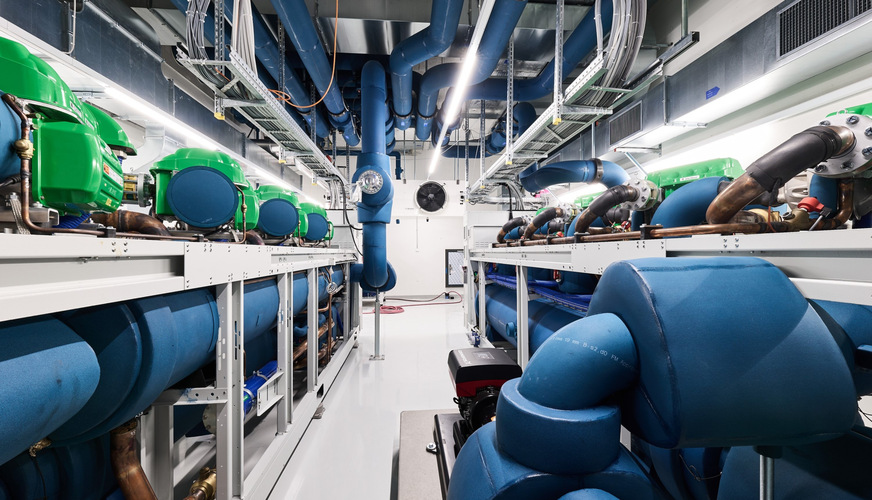 Bild 1 Dämmung der kältetechnischen Anlagen mit ArmaFlex Ultima im Technikgeschoss des Hauptgebäudes des Berner Inselspitals.