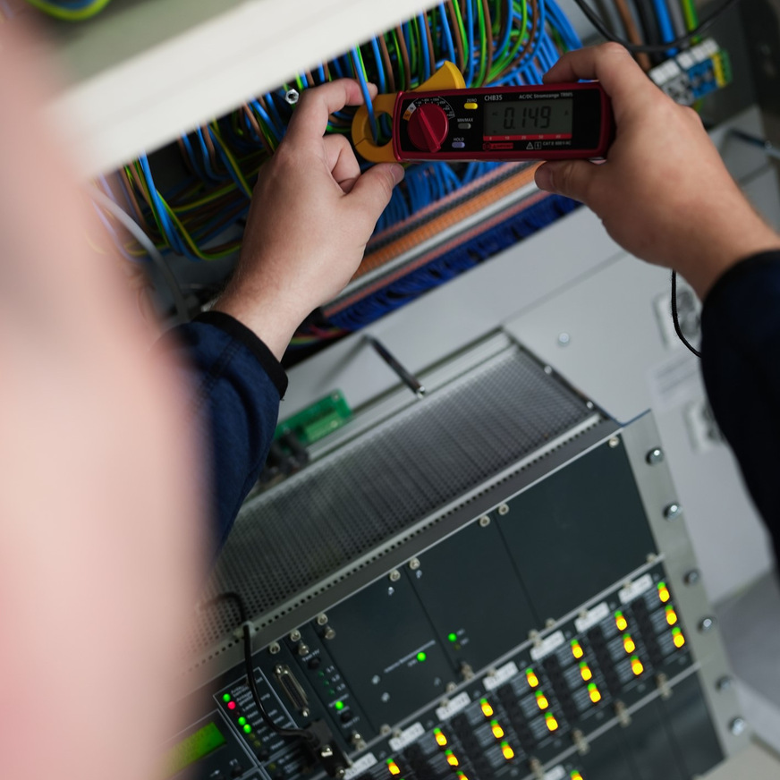 Bild 5 Für den sicheren Betrieb von Batteriespeichern sind neben elektrotechnischen Normen auch baurechtliche und herstellerspezifische Vorgaben zu beachten.