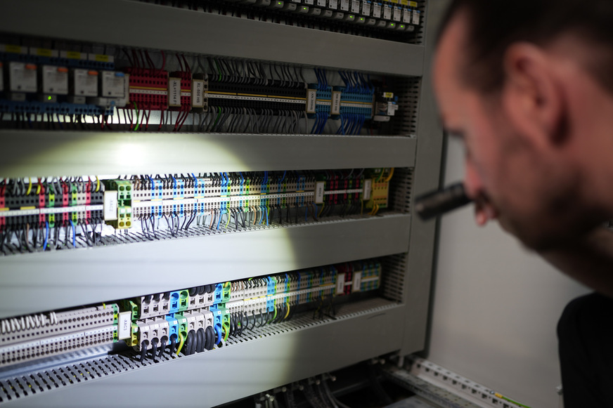 Bild 3 Batteriespeicher in Gebäuden unterliegen zusammen mit der elektrischen Anlage zahlreichen berufsgenossenschaftlichen und versicherungsrechtlichen Prüfpflichten.