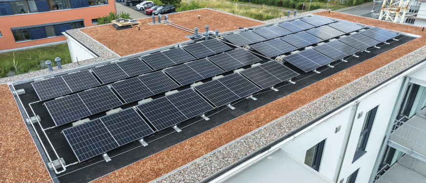 Bild 1 PVT-Kollektorfeld auf einem Mehrfamilienhaus-Neubau in Hameln.