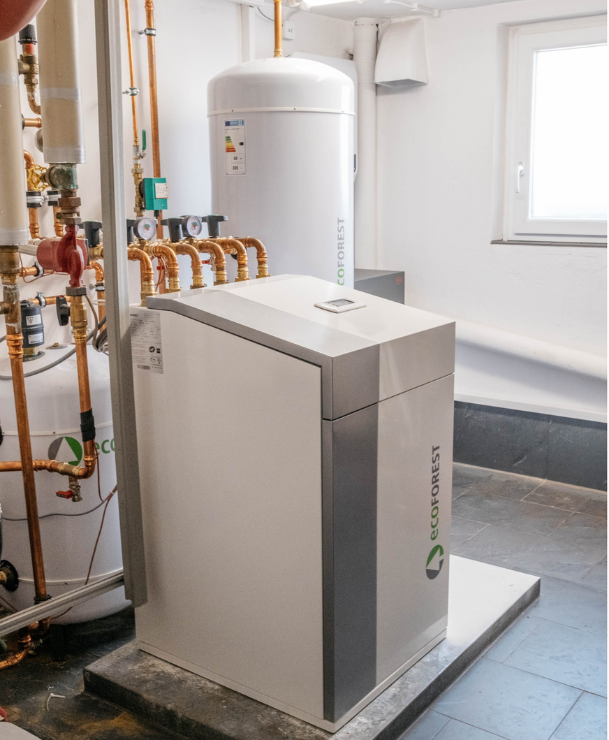 Bild 3 Eine 12-kW-Wärmepumpe, die von einem 43-m2-PVT-Kollektorfeld Wärme bezieht.