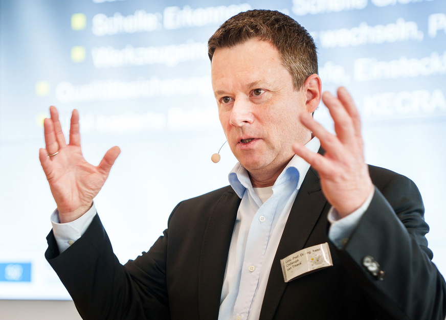 Bild 3 In zahlreichen Fachvorträgen, hier Keynote-Speaker Christoph van Treeck, wurde die Zukunft des Bauens aus unterschiedlichsten Perspektiven beleuchtet, bis hin zur Notwendigkeit der industriellen Vorfertigung von Bauelementen, um die Bedarfe schneller und effizienter bedienen zu können.