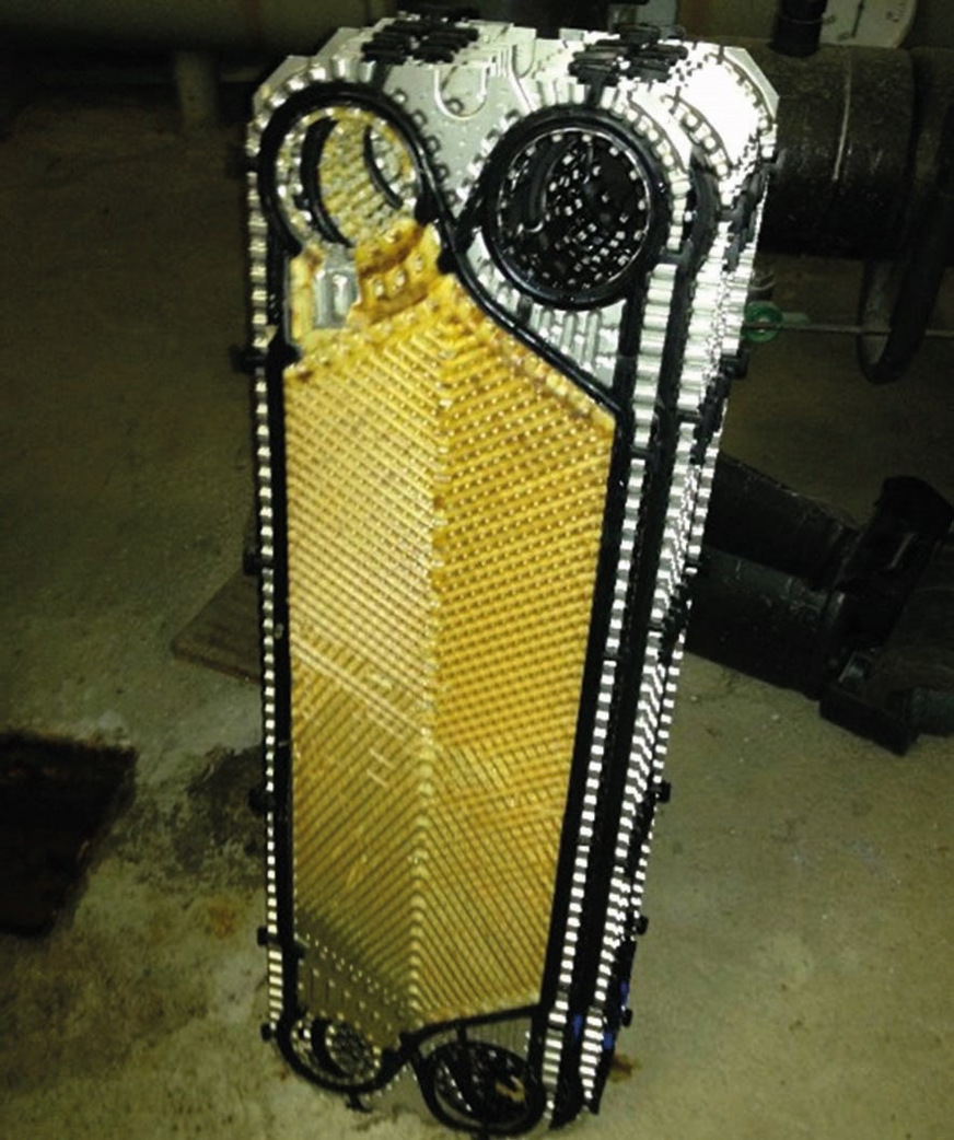 Bild 3 Geschraubte Platten-Wärmeübertrager können noch relativ einfach gereinigt bzw. entkalkt werden, wenn sie verblockt sind; …