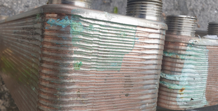 Bild 1 Gut 95 % aller Defekte an oder in Platten-Wärmeübertragern werden durch eine im Sinne der Spezifikationen mangelhafte Wasserqualität ausgelöst. Auf der Heizungswasserseite dominiert die Kupfersulfidbildung.
