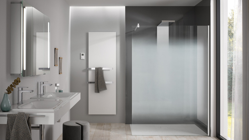 Bild 1 Design trifft auf Funktion: Die Nebel-Glasmattierung der „Walk In Pro“ ist Gestaltungselement und bietet den Nutzern der Dusche auch Privatsphäre.