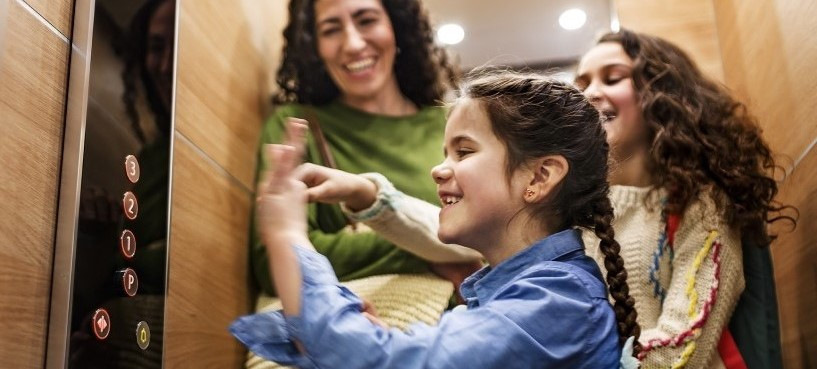 Bild 1 Mithilfe selbstlernender Algorithmen lassen sich Betriebsdaten digitalisierter Aufzüge mit Referenzwerten ähnlicher Anlagen abgeglichen. Auf diese Weise lassen sich Muster erkennen, die auf eine bevorstehende Störung hinweisen – lange bevor sie den Betrieb unterbrechen.