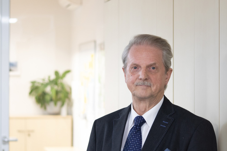 Helmut Bucher, Gründungsmitglied und langjähriger Geschäftsführer des Fortbildungswerks Haus- und Betriebstechnik (FHB), ist Ende 2025 in den Ruhestand gegangen.