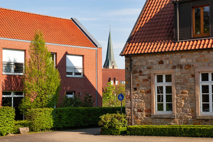 Rathaus mit Sicht auf die St. Georg Pfarr Kirche in der Klimakommune Saerbeck, Deutschland.