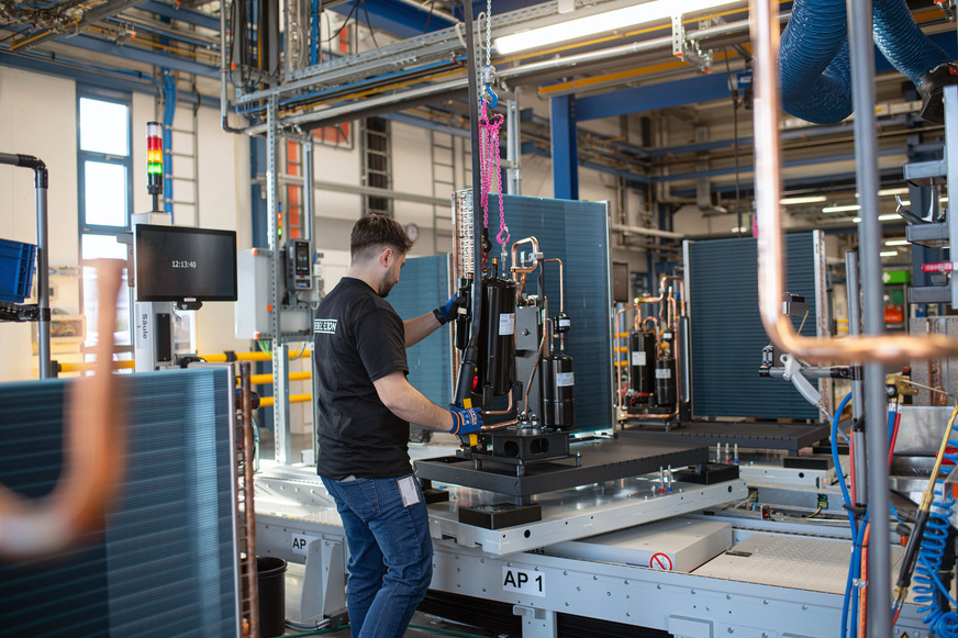 Im neuen Stiebel Eltron-Werk in Höxter werden die Luft/Wasser-Wärmepumpen der neuen wpnext-Generation montiert, geprüft und verpackt.