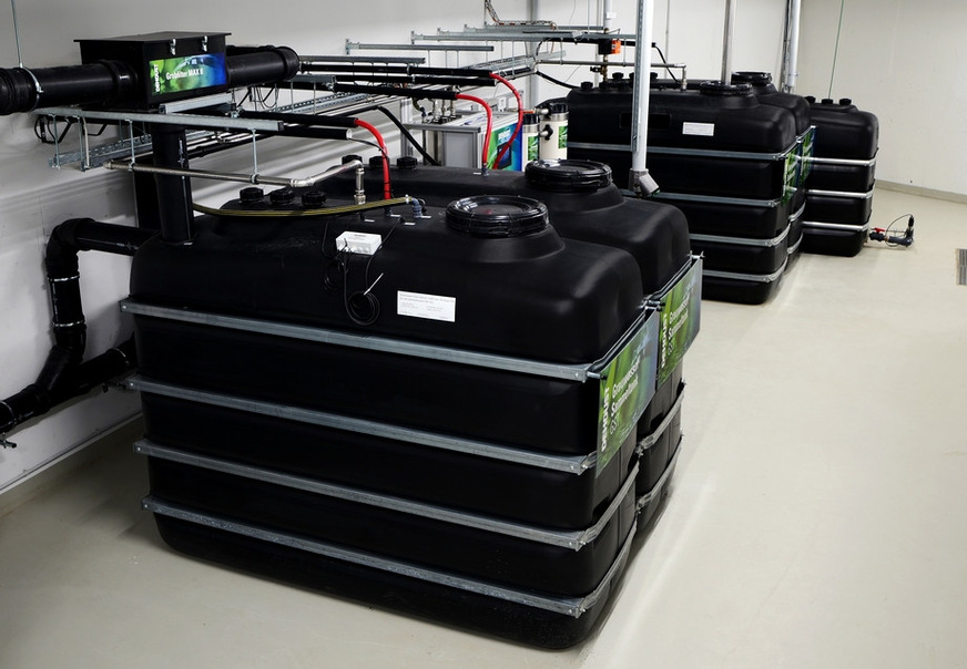 Nach der Aufbereitung steht den Anwohnerinnen und Anwohnern sauberes und hygienisch unbedenkliches Betriebswasser in zwei 4000-Liter-PE-Tanks zur Verfügung.