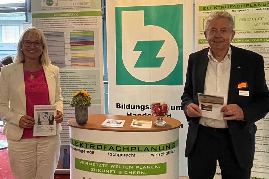 Ute Horn, Geschäftsführerin des BZH, und Akademieleiter Hans-Jürgen Schneider starten erneut die Weiterbildung zum/r „Zertifizierten Fachplaner/in Elektrotechnik“ ab 13. März 2026.