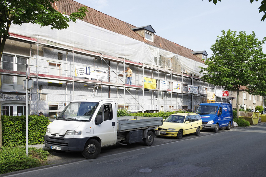 Bild 2 Die Wohnungswirtschaft hat laut GdW zwischen 2010 und 2022 pro Jahr 45 Mrd. Euro für das Dämmen im Bestand ausgegeben. Der durchschnittliche Energieverbrauch ist auf der Zeitachse jedoch kaum gesunken.