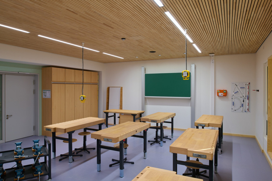 Bild 3 Mit homogener Lichtverteilung und geringer Blendung sorgt die Lichtwerk-Leuchte fino in den Klassen- und Werkräumen für optimale Sichtverhältnisse.