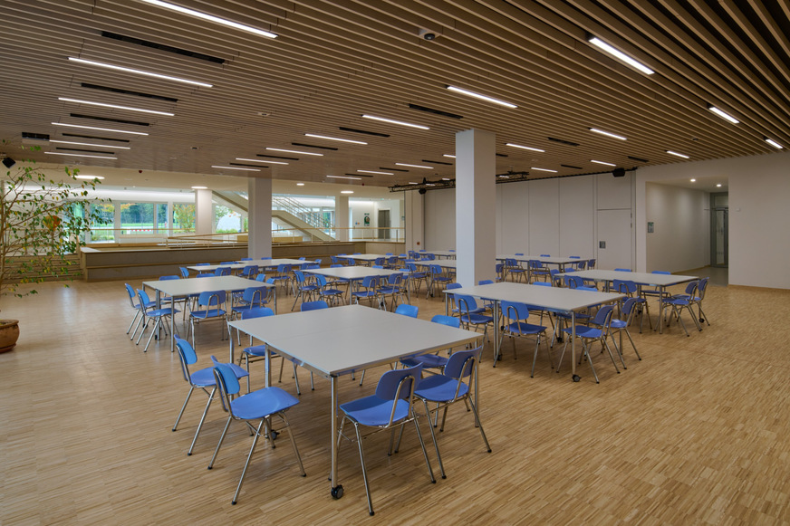 Bild 4 Das einheitliche Beleuchtungskonzept setzt sich in der Mensa sowie den Fluren mit dem Lichtkanal fino fort.