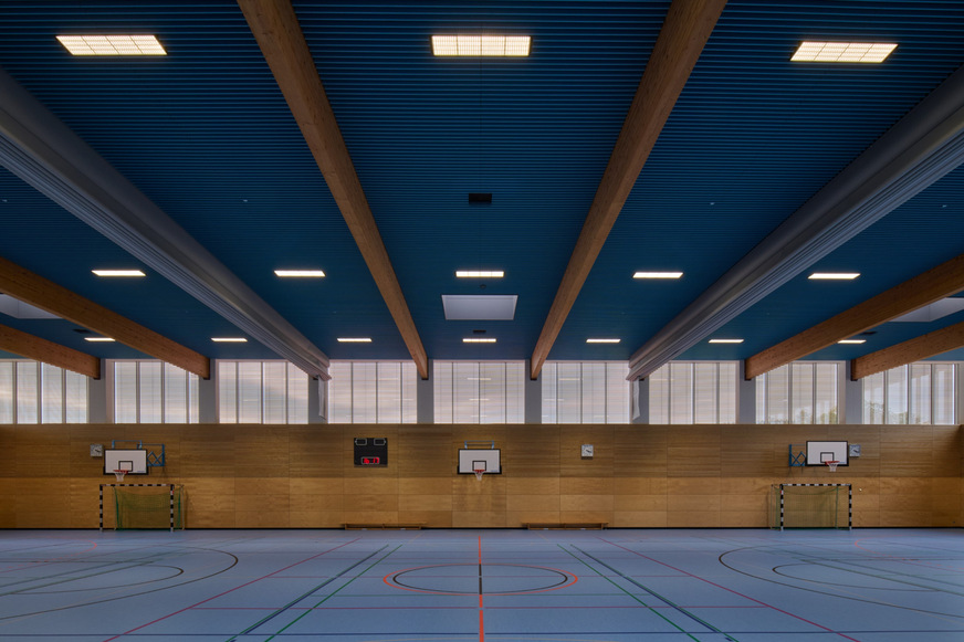 Bild 2 In der Sporthalle sorgt die ballwurfsichere LED-Leuchte sportler von Regiolux für gleichmäßiges helles Licht.