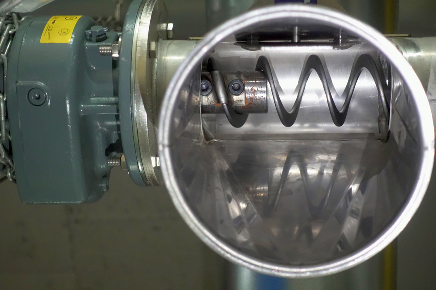 Bild 5 Blick von unten in den Abwurfschacht einer der drei Förderspiralen.