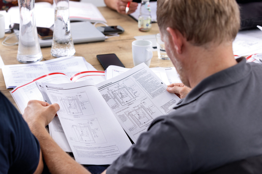 Im Online-Training „Mehr Planungssicherheit für Ecodan Wärmepumpensysteme“ erfahren Teilnehmende, wie sie Projekte effizient, normgerecht und betriebssicher umsetzen können.