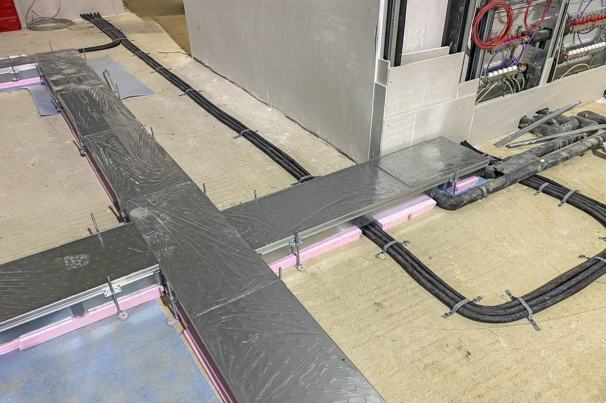 Bild 3 Ein estrichbündiges System ermöglicht auch nach Fertigstellung jederzeit den Zugriff auf Kanalstrecken.