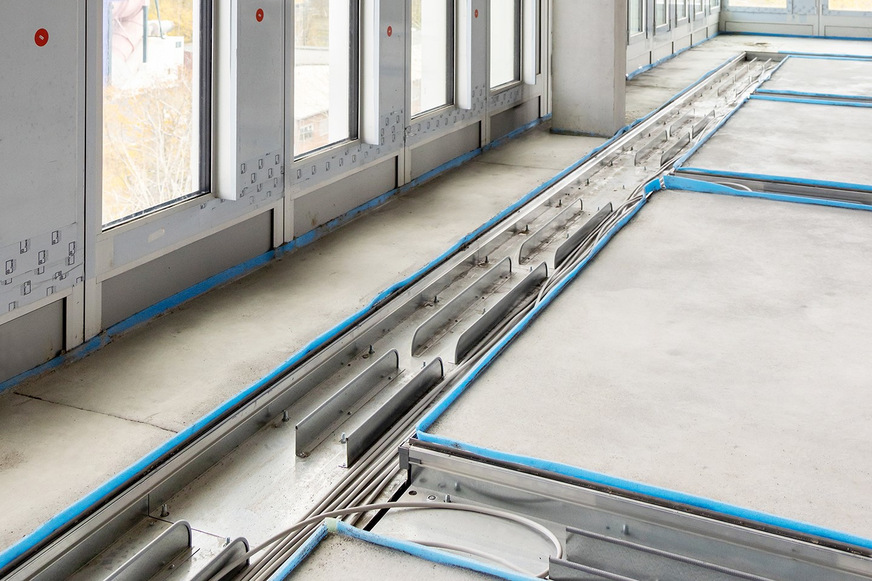 Bild 2 Die Aufteilung im Kanal bringt Ordnung in die Kabelführung.