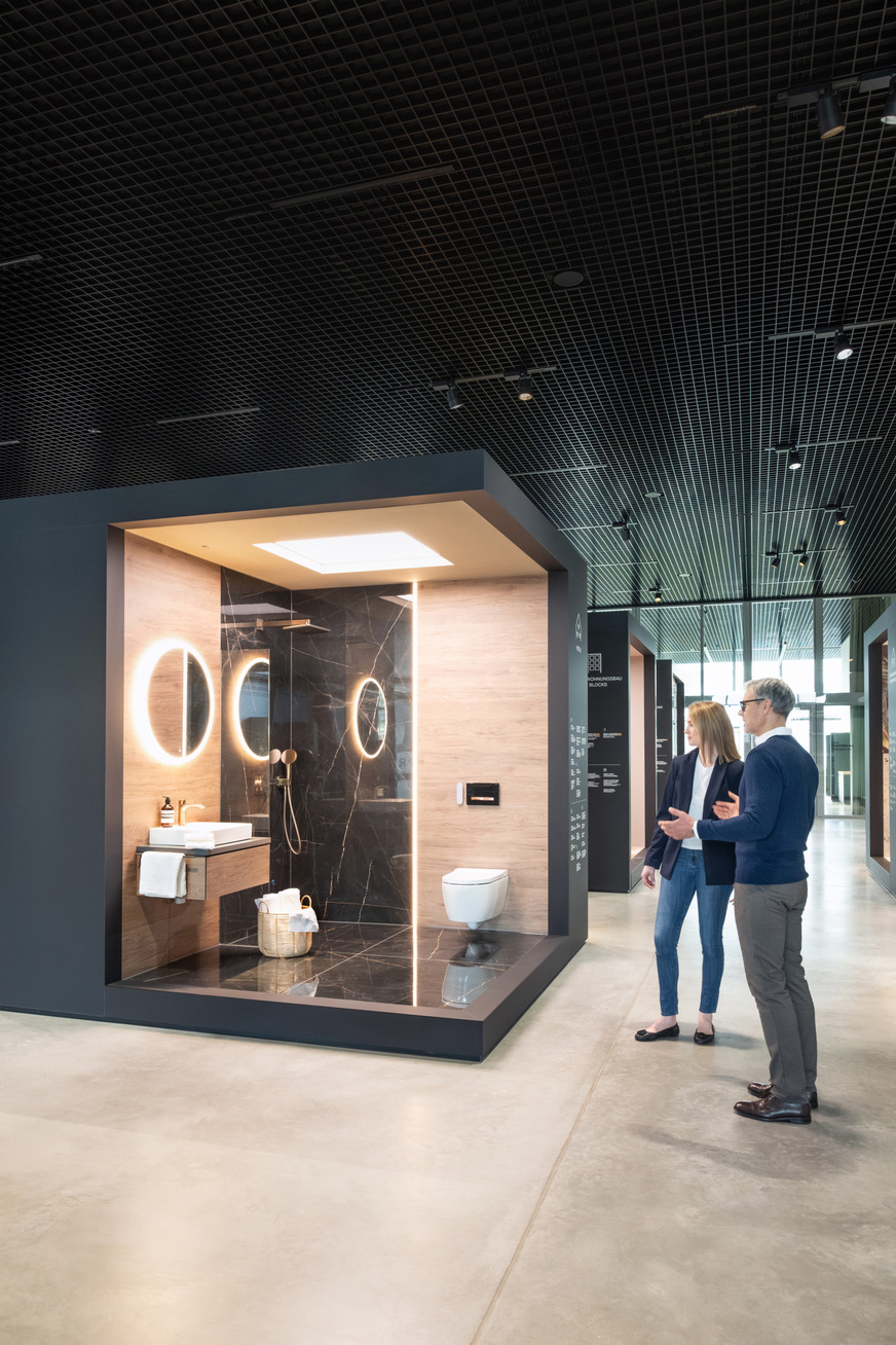 Das Zusammenspiel von Badausstattung und Sanitärtechnik wird in realen Bauaufgaben dargestellt: vom Eigenheim über öffentliche Bauten bis zum Hotel.