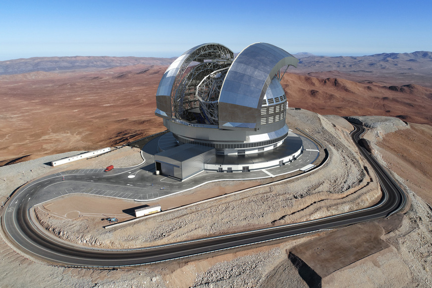 Auf dem 3060 m hohen Berg Cerro Armazones in der chilenischen Atacama-Wüste entsteht derzeit das Extremely Large Telescope (ELT) – das weltweit größte Teleskop für optische und nahinfrarote Beobachtungen. Die Koordinaten: 24°35′20″ S, 70°11′32″ W. Dieses Bild (eine künstlerische Darstellung) zeigt, wie das Teleskop auf dem Gipfel des Berges aussehen wird.