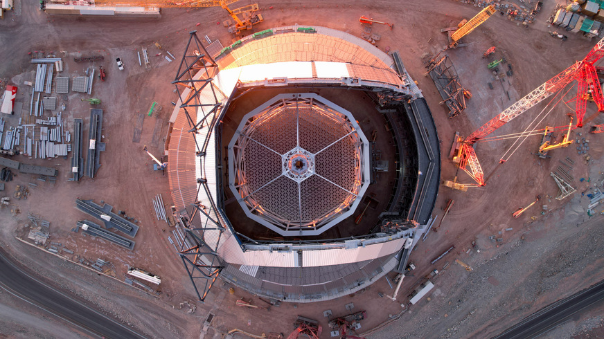 Diese Drohnenaufnahme aus dem Januar 2025 zeigt einen Blick direkt in die Kuppel des ELT der ESO. Diese ist auf dem Bild noch nicht vollständig überdacht. Nach seiner Fertigstellung wird das ELT dank seines Hauptspiegels mit einem Durchmesser von 39 m, der von der Polygonstruktur im Inneren der Kuppel getragen wird, das größte Auge der Welt auf den Himmel sein.