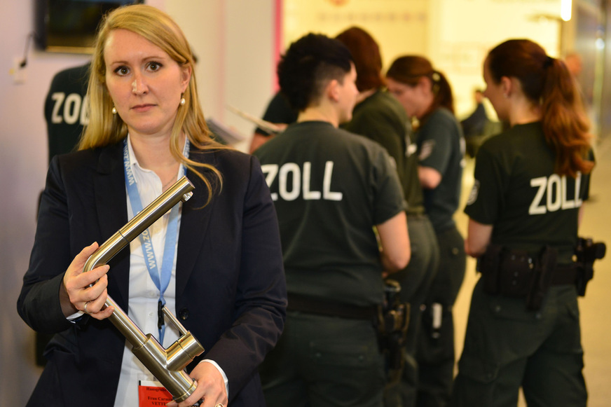 Carmen Vetter, Leitung Schutzrechte der Hansgrohe Group, beim Zollrundgang.