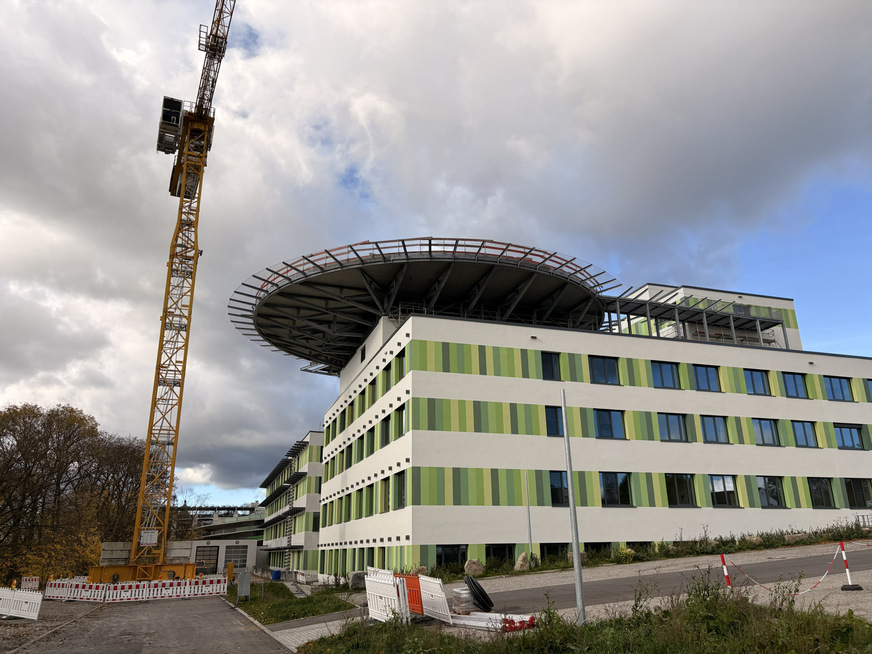 Auf dem Dach des Klinikneubaus in Crailsheim befindet sich ein Hubschrauberlandeplatz. Zur Schnee- und Eisfreihaltung der Plattform wurde ein Uponor Meltaway-System installiert.
