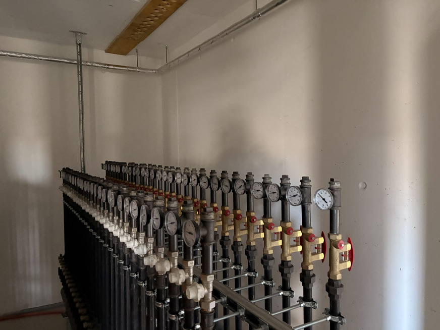 Die Uponor Magna Pipe Plus Rohre sind über vier Verteilerstationen mit jeweils 60 Anschlüssen an das zentrale Heizsystem der Klinik angebunden.