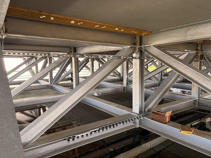 Die komplexe Stahlunterkonstruktion stellte nicht nur hohe Anforderungen an Statik und Ausführung, sondern auch an die Planung und den Einbau der Schnee- und Eisfreihaltung.