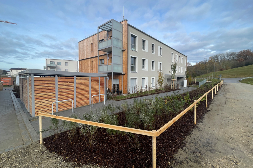 In Pfaffenhofen baute die Max Bögl Modul AG im Auftrag der städtischen Wohnungsbaugesellschaft WBG ein dreistöckiges Wohngebäude mit 13 geförderten Wohneinheiten in modularer Bauweise. Für die Heizungs- und Lüftungstechnik kamen Produkte von Kermi zum Einsatz.