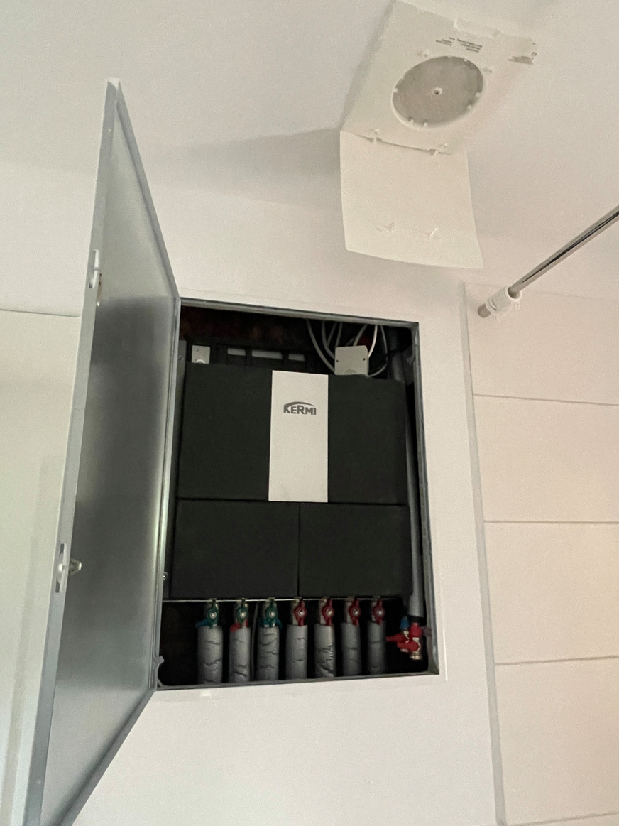 Um die Warmwasserbereitung und Wärmeverteilung dezentral zu steuern, wurden insgesamt 13 x-net Wohnungsstationen pro (mittig im Bild) von Kermi installiert. Ebenfalls im Bild zu sehen ist der Einrohrlüfter x-well A20 (oben rechts), der die feuchte Luft in den Bädern zuverlässig abführt.