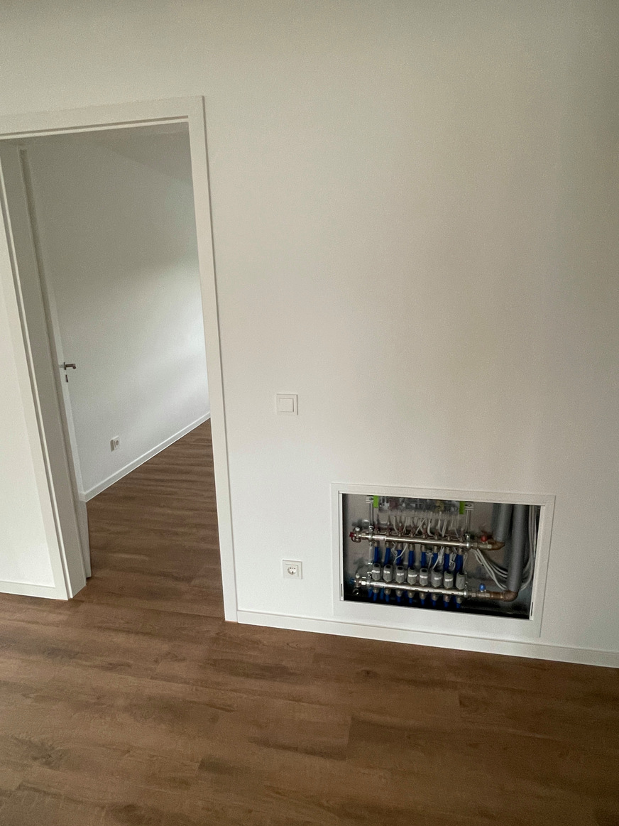 An den in der Wohnungsstation integrierten gemischten Heizkreis wurde der im Flurbereich positionierte Flächenheizungsverteiler angebunden.