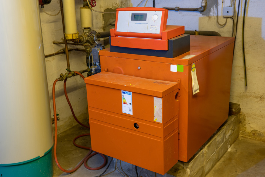 Das neue Gebäude­modernisierungs­gesetz soll das alte Gebäude­energiegesetz „einfacher und besser“ machen: Jede noch so alte Heizung bekommt ein Bleibe­recht auf Ewigkeit. Ab 2028 wird aber der Brennstoff über eine EE-Quote verteuert.