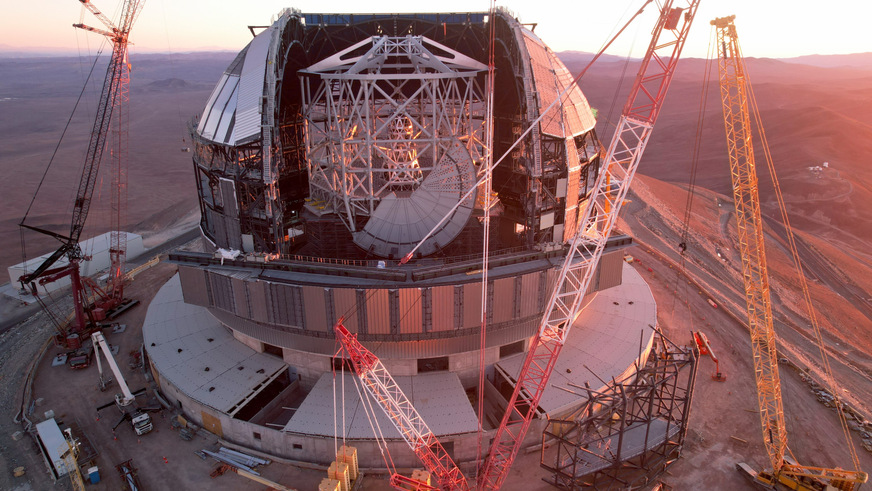 Das Extremely Large Telescope der ESO ist ein monumentales Projekt. Der Startschuss für den Bau des größten optischen Teleskops der Welt fiel 2006. Wie dieses Bild zeigt, das Anfang Januar 2025 aufgenommen wurde, nähert sich das Teleskop Schritt für Schritt seiner Fertigstellung.