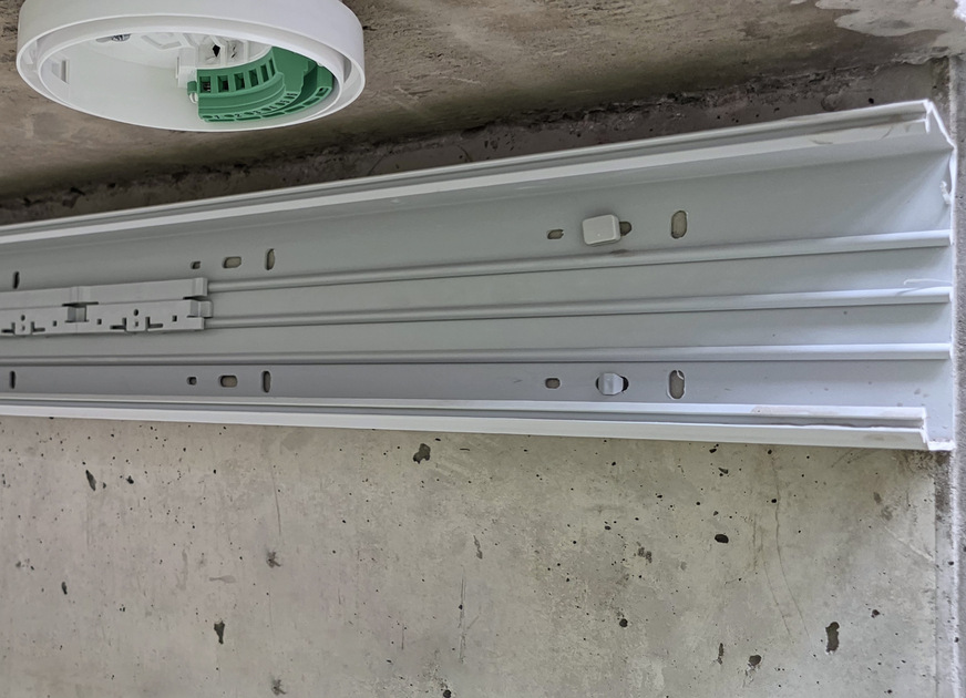 Bild 5 Die Brüstungskanäle wurden mit dem Steckdübel SD 30 und alternativ mit dem Daumenstecknagel DSN 30 per Daumendruck befestigt. Sie ermöglichen einen durchgehend gleichmäßigen Arbeitsrhythmus über lange Kanalstrecken – ohne Werkzeugwechsel und ohne Drehmomentabhängigkeiten.