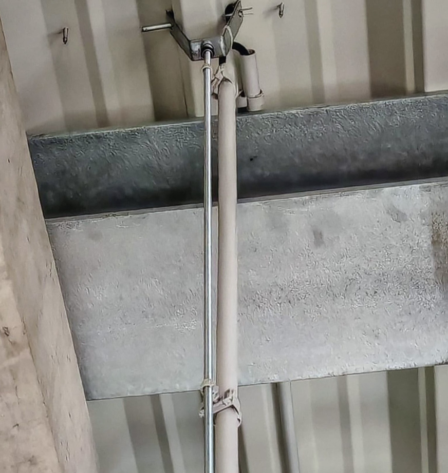 Bild 4 Die Rohrführung an Gewindestangen M8/M10 erfolgt mit dem Gewinde-Clip SGC, der den Euro-Clip sicher arretiert und horizontale wie vertikale Leitungswege erlaubt.